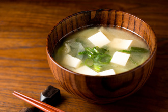 天冷想喝湯擔心熱量爆表 營養師推4種湯品：減肥也能喝