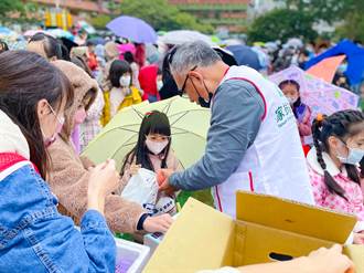 台北實小水果義賣 1小時募得16萬全捐家扶中心