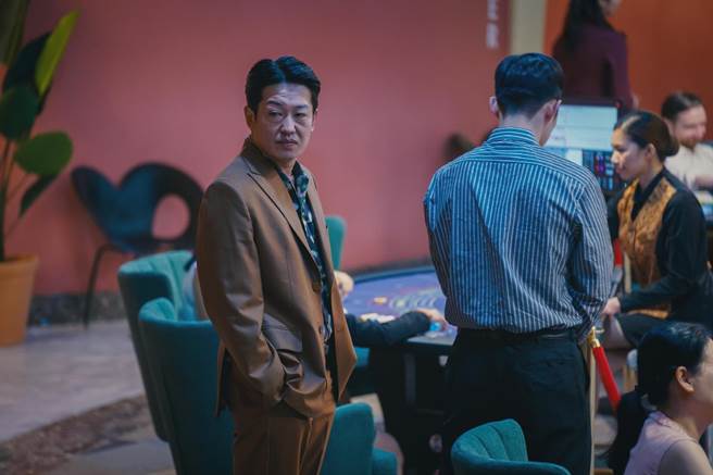 许诚泰在《地下菁英》中继续耍狠。（Disney＋提供）