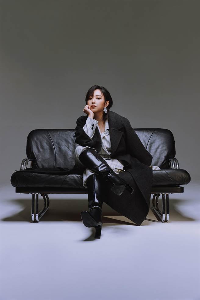 羅莎莎日前推出首張個人專輯，舉辦專輯搶聽會。（華研國際提供）