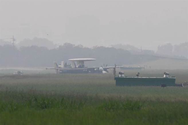 E-2K預警機機腹著地衝出跑道原因出爐，疑似因 飛官「口手不一」忘放起落降導致。(中時資料庫)