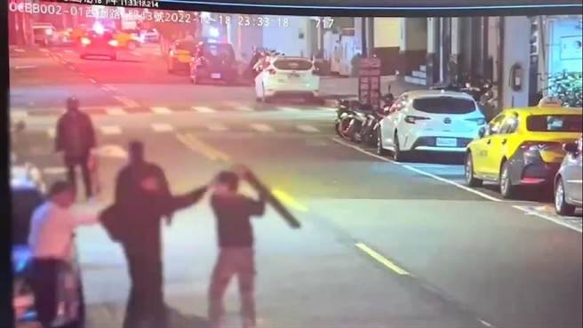 4男为2万元债务，在街头大打出手。（警方提供）