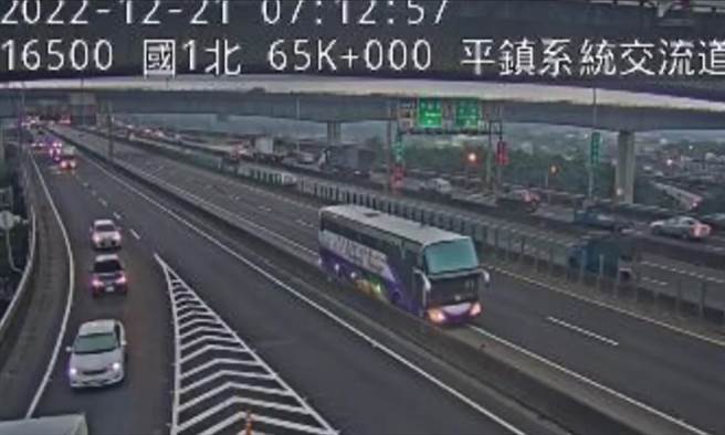 台66上班尖峰时段一部游览车竟倒退行驶数百公尺，过程全被监视器拍下。(翻摄照片／吕筱蝉桃园传真)