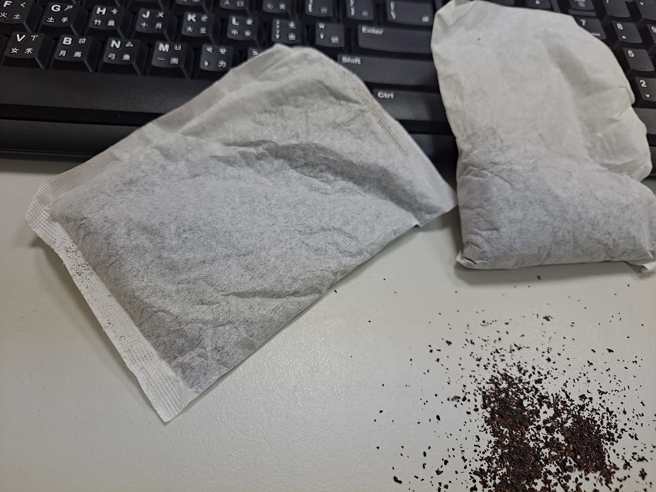 一名男网友表示，搓暖暖包搓到外包装袋都破掉还是没有作用，直到袋中的内容物掉出来，才发现他误把红茶包当暖暖包使用。（图／翻摄自爆废公社公开版）