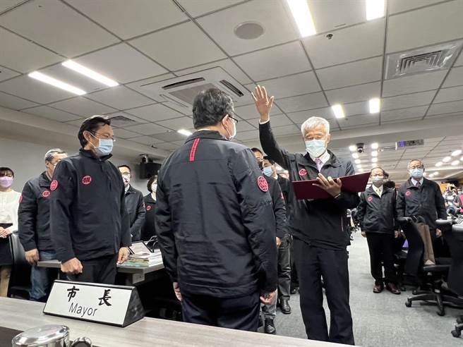 副市长李宪明率一级机关政务首长总辞。(蔡依珍摄)