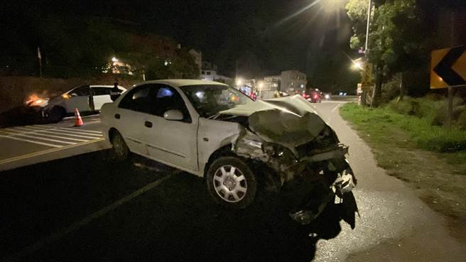 金门环岛南路夏兴上坡路段昨(20)日晚间发生一起3车追撞车祸意外，车头全毁，令人怵目惊心。(于家麒摄)