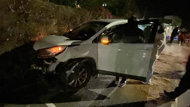 邱姓男子驾车来不及闪躲，撞车后又急打右转撞上坡壁才停下，车头几近全毁，油漏满地。(于家麒摄)