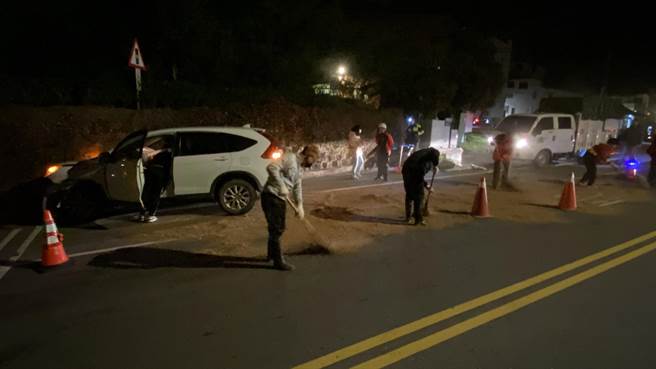 警方紧急协调金湖清洁队出动，以大量木削迅速清理满地油渍，避免发生爆炸意外。(于家麒摄)