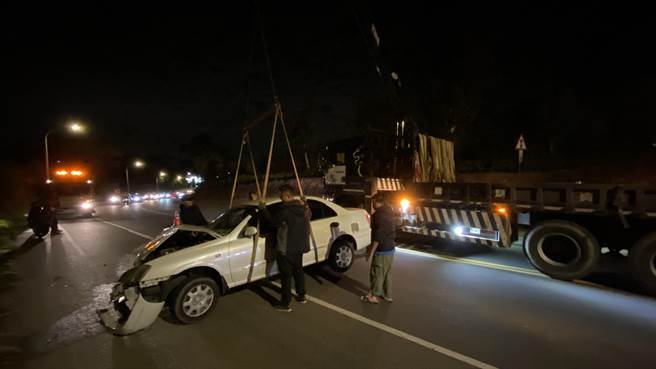 由于肇事车辆车头几近全毁无法移车，警方也协调吊车到场协助拖吊，才恢復了现场交通。(于家麒摄)