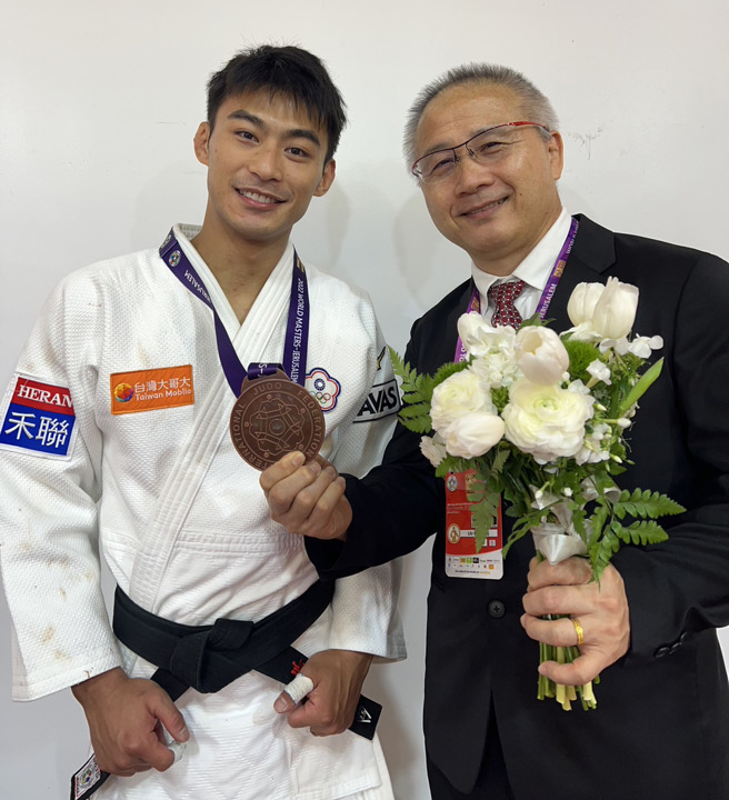 耶路撒冷大师赛铜牌战后，杨勇纬和总教练刘文等合影留念，正式为2022年赛季划下句点。（传动数位整合行销提供）