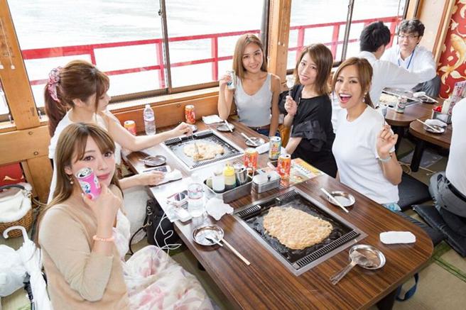 ▲发挥精巧船身的特性，畅行于低矮桥梁下、狭窄运河间，提供与眾不同的水上视角。（图：ⒸTOKYO WATER TAXI／来源）