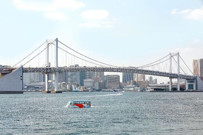 ▲搭乘水陆两栖巴士的最大乐趣莫过于巴士的入水瞬间，就像是体验主题乐园的游乐设施般刺激。（图：Ⓒ日之丸自动车兴业株式会社／来源）