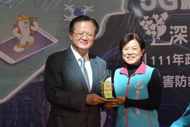 花莲吉安乡公所今年获消防署「灾害防救深耕第3期计画」绩效评估满分「特优」肯定，并夺得灾害防救「全国绩优公所」表扬，乡长游淑贞（右）日前亲赴受奖，由消防署长萧焕章（左）颁发奖座表扬。（吉安乡公所提供／罗亦晽花莲传真）