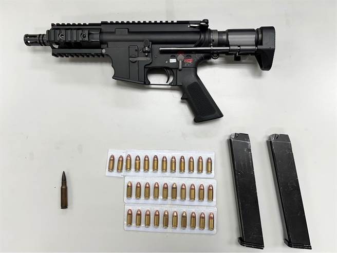 警方逮捕廖男起出一把改造MP5衝锋枪。（翻摄画面）