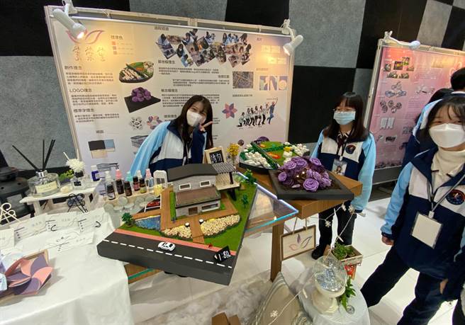 光復中学设计群21日举行第19届毕业成果展，学生们表示，此届主题为《莳旧》，各类作品都有十足创意。（陈育贤摄）