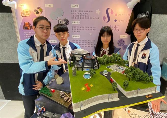 光復中学设计群21日举行第19届毕业成果展，学生们表示，此届主题为《莳旧》，各类作品都有十足创意。（陈育贤摄）