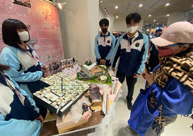 光復中学设计群21日举行第19届毕业成果展，学生们表示，此届主题为《莳旧》，各类作品都有十足创意。（陈育贤摄）