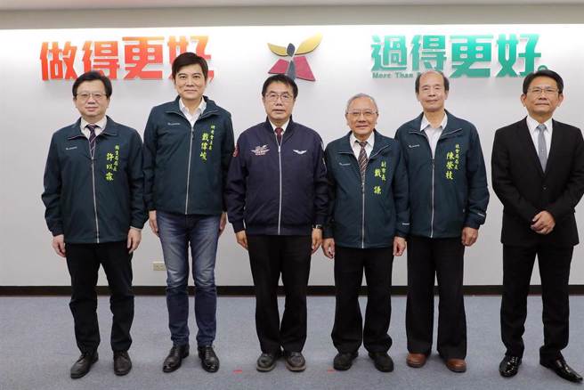 台南市政府小内阁副市长戴谦（右三）、卫生局长许以霖（左一）、环保局长谢世杰（右一）、社会局长陈荣枝（右二）及研考会主委戴伟峻（左二）等5人确定离职。（市府提供／洪荣志台南传真）