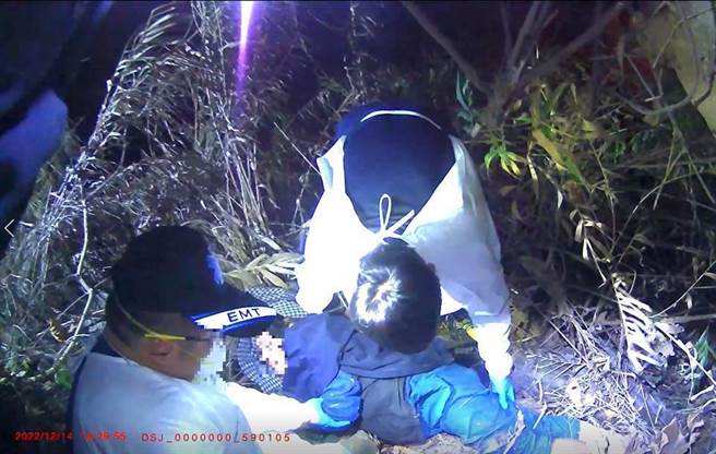 台东七旬老农妇傍晚时分屋内未开灯，邻居发现机警报案，所幸警方及时寻获。（大武警察分局提供／蔡旻妤台东报导）