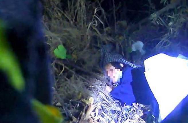 台东七旬老农妇傍晚时分屋内未开灯，邻居发现机警报案，所幸警方及时寻获。（大武警察分局提供／蔡旻妤台东报导）