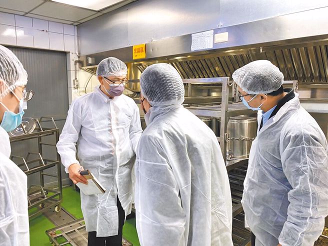 力行国小爆出学童误饮馊水汤，台北市教育局、卫生局前往学校稽查，厂商即日起暂停供餐。（北市教育局提供／张芷瑜台北传真）