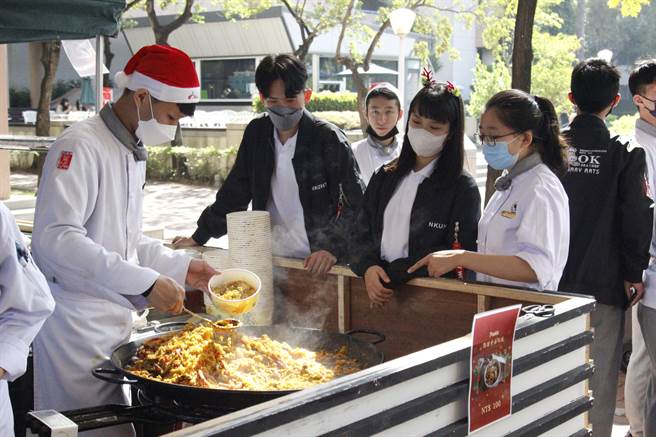 西班牙海鲜饭热卖。（翻摄照片／高雄洪靖宜传真）