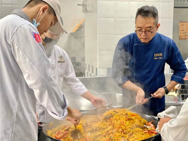 师生顶寒流制作。（翻摄照片／高雄洪靖宜传真）