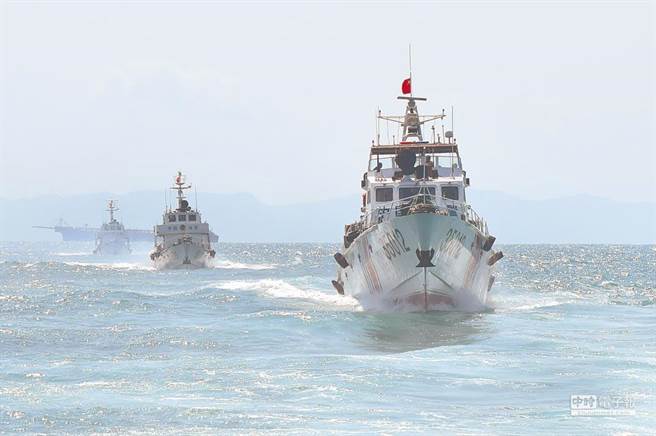 大陆海警船队在海上巡航。（示意图／新华社资料照）
