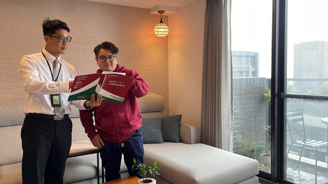 信義房屋房仲有集團統一的資源，可以有系統、邏輯的向屋主講解不動產說明書等相關文件內容。（圖/信義房屋提供）
