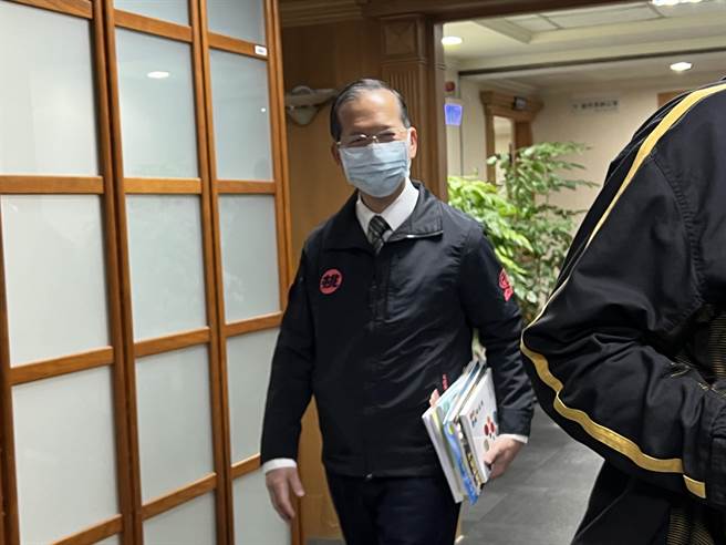 桃园市警察局长许锡荣还有1年半才届龄，却提前退休，21日参加市政会议一派轻松。(蔡依珍摄)