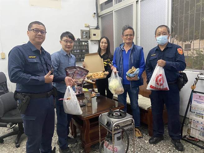 台中市太平區頭汴派出所所長黃思融體恤執勤同仁辛勞，與警友在派出所內煮出熱騰騰的薑湯及薑母鴨，讓員警感到窩心。（太平警分局提供／馮惠宜台中傳真）