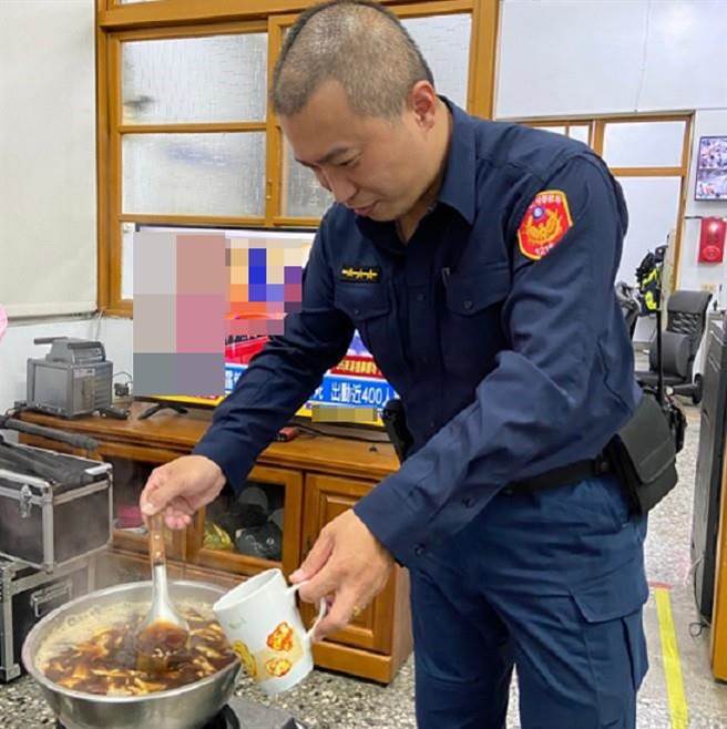 台中市太平區頭汴派出所所長黃思融體恤執勤同仁辛勞，與警友在派出所內煮出熱騰騰的薑湯及薑母鴨，讓員警感到窩心。（太平警分局提供／馮惠宜台中傳真）
