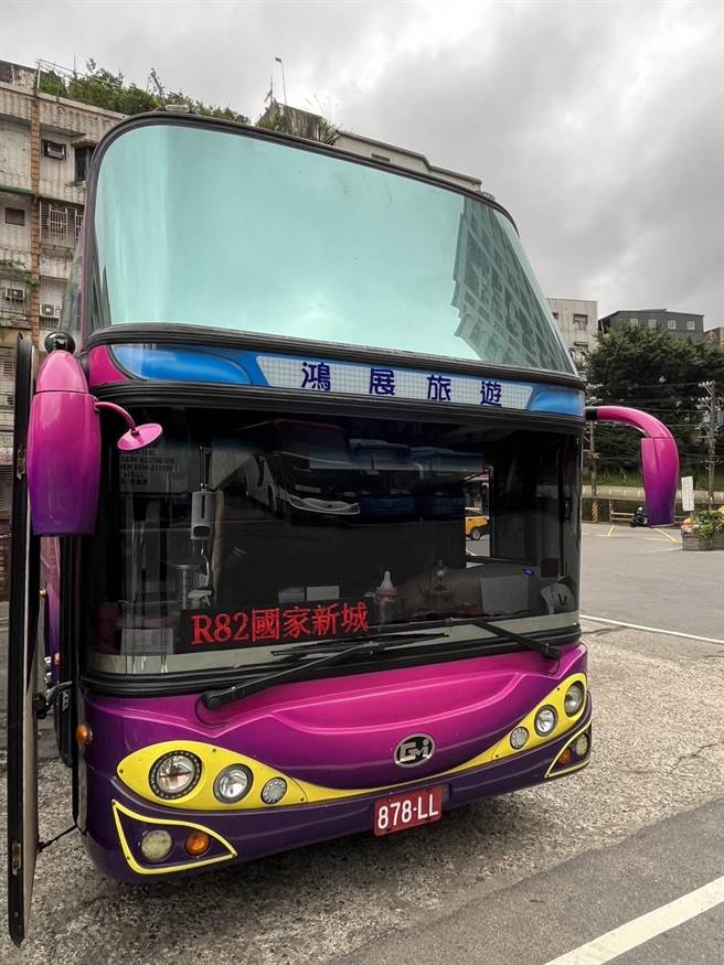 基隆客運20日臨時通知停駛，基隆市政府緊急租車並在車上設置路線標示因應，維持R路線正常營運。（基隆市政府提供／張志康基隆傳真）