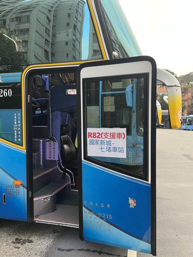 基隆客運20日臨時通知停駛，基隆市政府緊急租車並在車上設置路線標示因應，維持R路線正常營運。（基隆市政府提供／張志康基隆傳真）