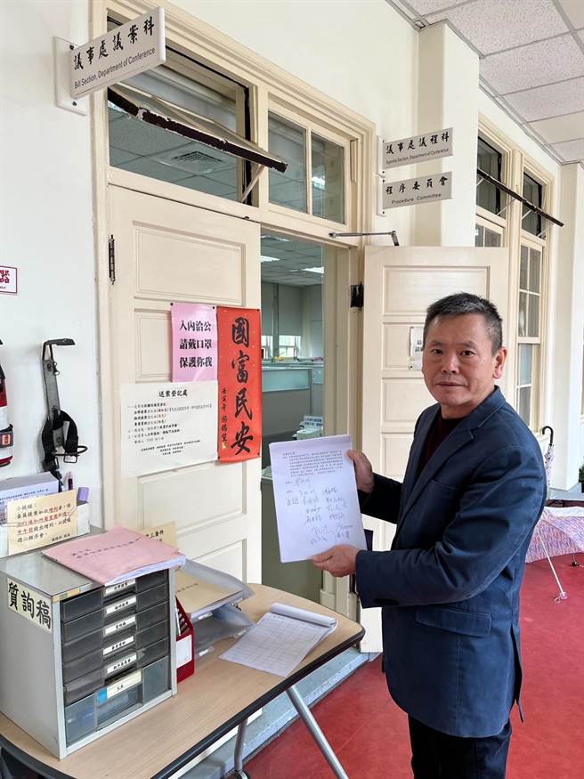 行政院提出公职人员选罢法修正草案，扩大排除黑金参政条款。国民党立委林为洲今天提出对案版本，要求新增「反假学歷、反酒驾条款」，主张只要学歷遭撤销、酒驾判决确定者，就终身不得参选；候选人过往犯罪纪录也要纳入选举公报。（林为洲办公室提供）