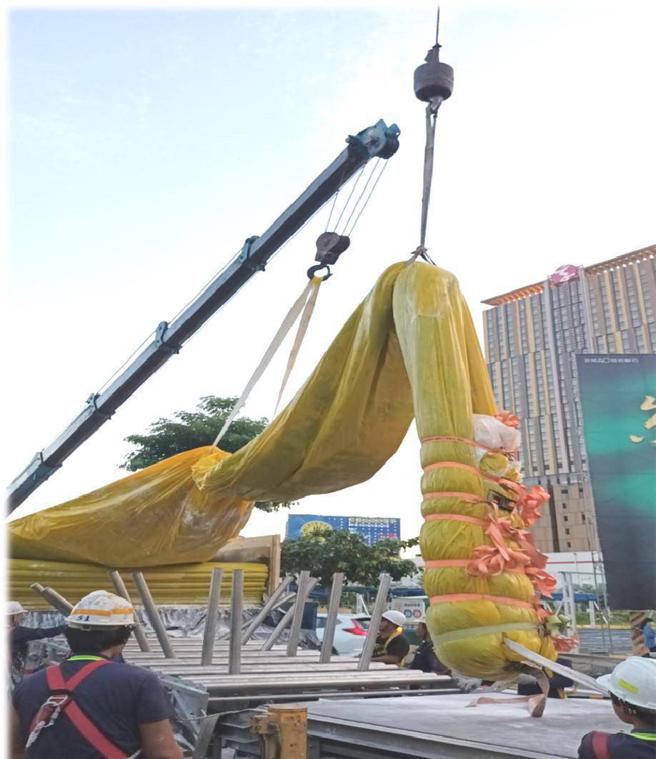 免开挖区段翻修内衬材料拉铺准备作业(高雄市水利局提供)
