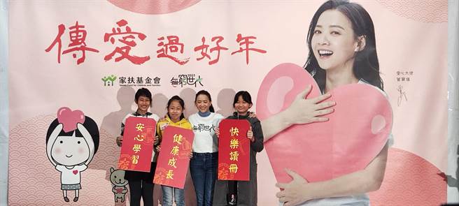 据家扶基金会公布的「弱势儿少阅读资源与习惯调查」指出，近8成儿少喜欢阅读，但有近5成孩子因环境限制无法取得书籍，有60.8％的孩子未曾获得自己书籍，75.1％的没有买书，更有约1成的孩子从来没有取得书籍。（林良齐摄）