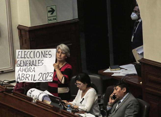 秘鲁国会以93票赞成、30票反对、1票弃权的投票结果，决议变更选举日程，并规定现任总统博鲁阿尔特（Dina Boluarte）应在2024年7月将权力移交给胜选者 。