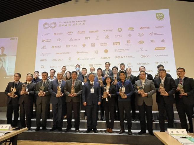 （明基佳世达集团举办齐力减碳大会暨ESG永续行动工作坊，并且颁发永续绩优供应商奖。图／袁颢庭）