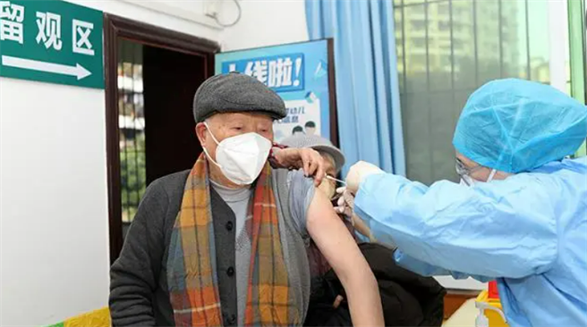 大陆多地开打第四针，对于「阳康」群体，感染康復后，再度进行加强免疫的时间间隔，专家建议在6个月以上。（观察者网）