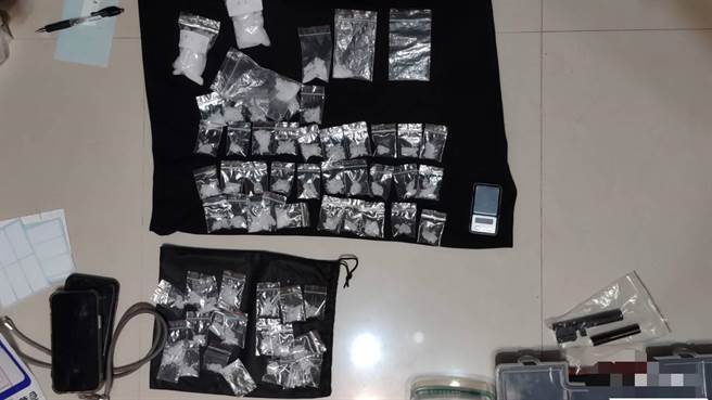 花莲44岁范姓男子在花莲市偏僻民宅自行改造枪枝并持有毒品，经检警联手侦办后，在屋内查扣大批枪枝、子弹及毒品等，全案将以涉嫌违反枪炮弹药刀械管制条例、毒品危害防制条例等罪嫌，移送花莲地检署侦办。（花莲警分局提供／罗亦晽花莲传真）