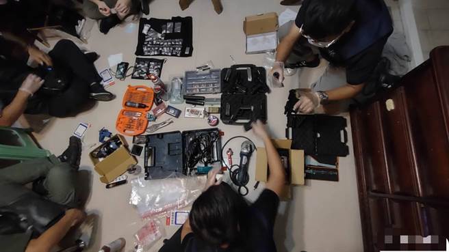 花莲44岁范姓男子在花莲市偏僻民宅自行改造枪枝并持有毒品，经检警联手侦办后，在屋内查扣大批枪枝、子弹及毒品等，全案将以涉嫌违反枪炮弹药刀械管制条例、毒品危害防制条例等罪嫌，移送花莲地检署侦办。（花莲警分局提供／罗亦晽花莲传真）