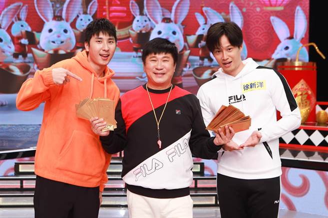 胡瓜（中）誇獎胡釋安、徐新洋很耿直。（民視提供）