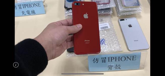 警方查扣4400餘件仿冒蘋果、三星手機零配件。（警方提供）