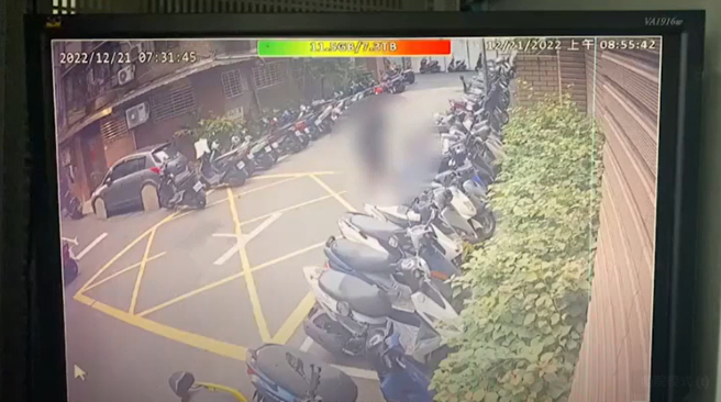 中和男子遭埋伏刺臀 警锁定犯嫌追捕。(翻摄自影片)