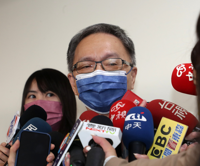 卫福部长薛瑞元21日赴立法院社福及卫环委员会，出席「严重特殊传染性肺炎（COVID-19）防疫作为之回顾与检讨」公听会，并于会前受访。（刘宗龙摄）