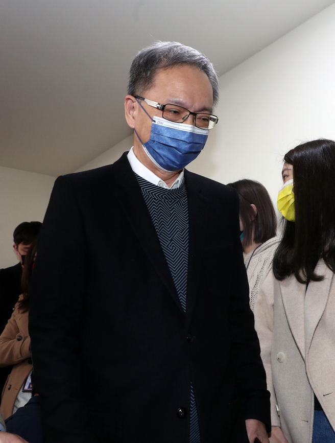 卫福部长薛瑞元（见图）21日赴立法院社福及卫环委员会，出席「严重特殊传染性肺炎（COVID-19）防疫作为之回顾与检讨」公听会，并于会前受访。（刘宗龙摄）