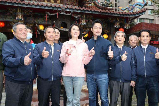 準台北市長蔣萬安今天陪伴國民黨台北市第3選區立委補選候選人王鴻薇參拜植福宮。（杜宜諳攝）