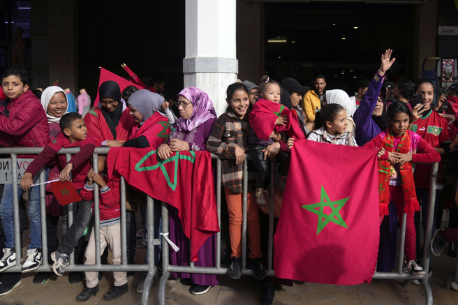 摩洛哥球迷夹道欢迎足球队回国。（美联社）