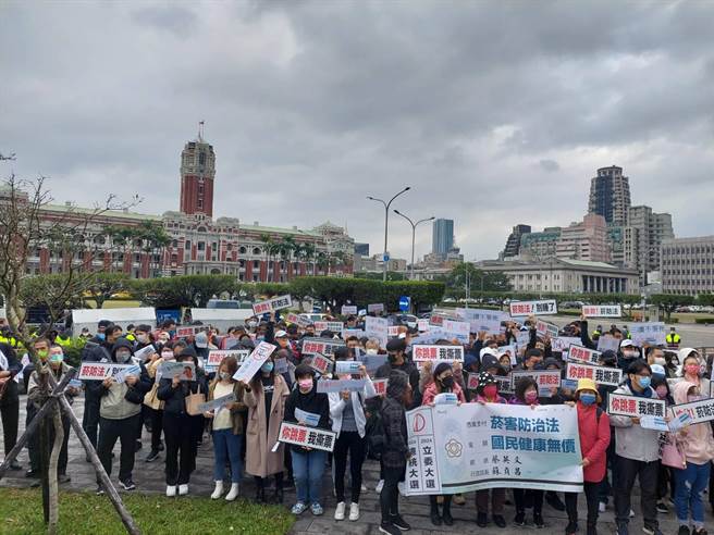 近300民眾不满菸防法未修正，前往总统府前呛声下架民进党。（陈鸿伟翻摄）